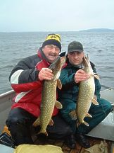 Zwei Angler pr�sentieren ihren Fang.