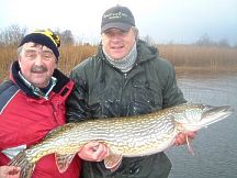 Zwei Angler pr�sentieren ihren Fang.
